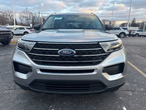 Used 2023 Ford Explorer XLT image 3