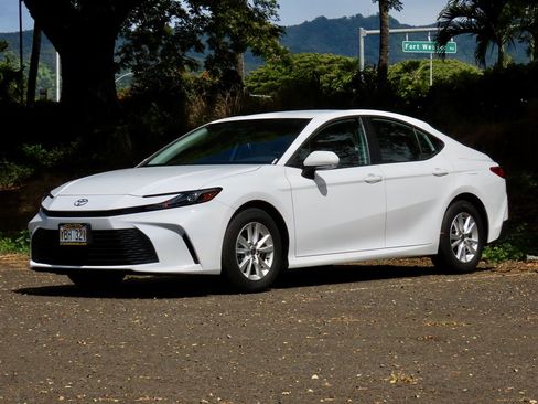 Used 2025 Toyota Camry LE FWD image 2