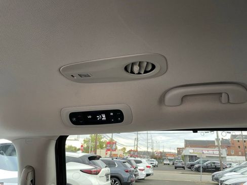 Used 2023 Chrysler Pacifica Touring-L image 14