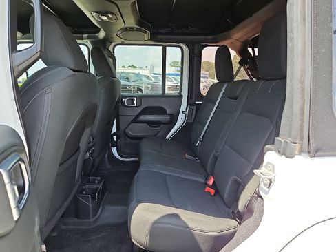 Used 2018 Jeep Wrangler Unlimited Sahara AWD/4WD image 30