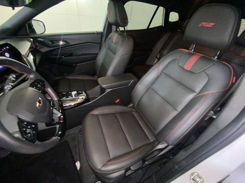 Used 2025 Chevrolet Trax RS FWD image 14