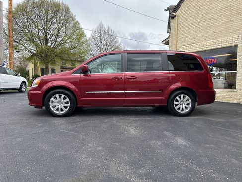 Used 2015 Chrysler Town & Country Touring FWD image 2