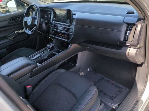 Used 2024 Nissan Pathfinder S FWD image 34