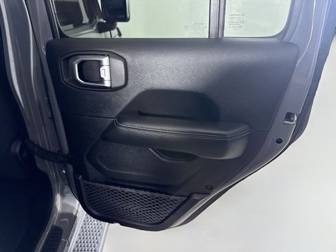 Used 2018 Jeep Wrangler Unlimited Sahara image 28