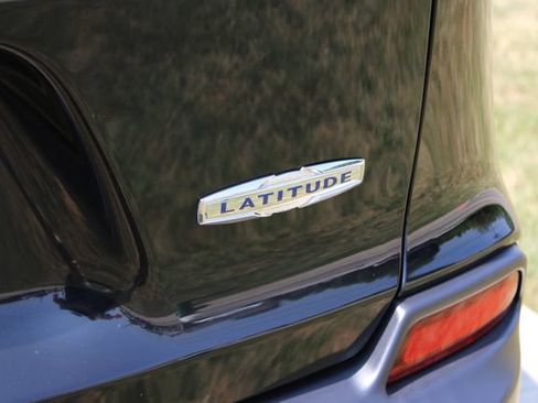 Used 2019 Jeep Cherokee Latitude Plus w/ Cold Weather Group AWD/4WD image 35