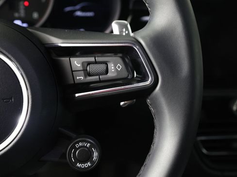Certified 2026 Porsche Macan AWD/4WD image 15