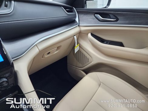 New 2025 Jeep Grand Cherokee Limited w/ Black Appearance Package image 13