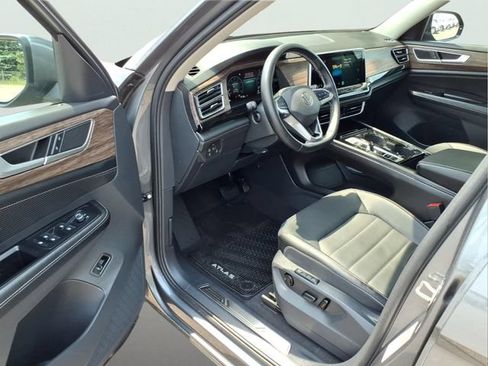 Used 2025 Volkswagen Atlas SEL AWD/4WD image 10
