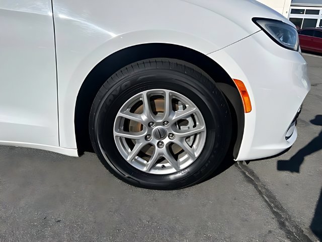 Used 2022 Chrysler Pacifica Touring-L FWD image 11
