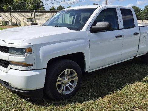 Used 2017 Chevrolet Silverado 1500 Custom w/ Custom Convenience Package RWD image 3
