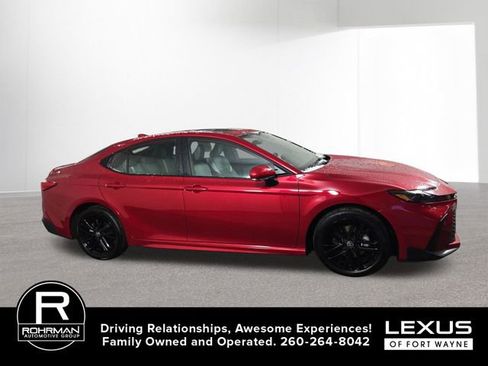 Used 2025 Toyota Camry SE w/ Convenience Package image 6