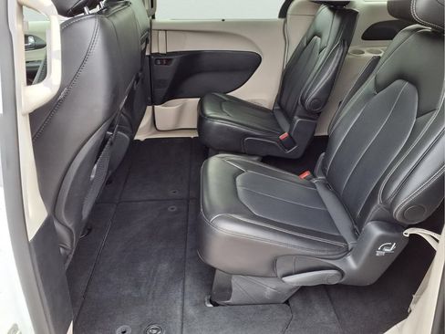 Used 2024 Chrysler Pacifica Touring-L FWD image 24