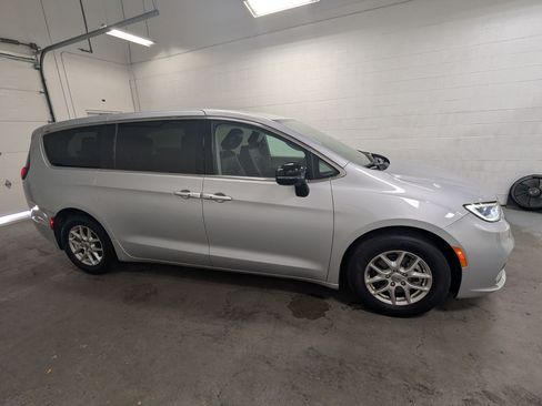 Certified 2024 Chrysler Pacifica Touring-L FWD image 3