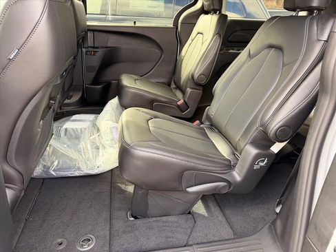 New 2026 Chrysler Pacifica Select image 9