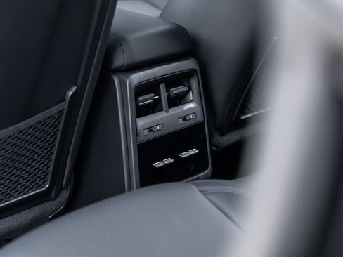 Certified 2025 Porsche Macan Electric RWD image 35