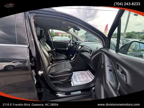 Used 2019 Chevrolet Trax LT w/ LT Convenience Package FWD image 12