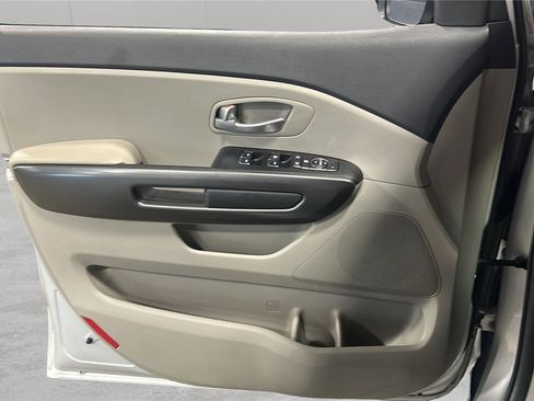 Used 2021 Kia Sedona LX FWD image 23
