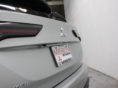 New 2026 Mitsubishi Outlander ES image 4