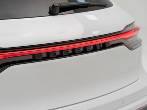 Certified 2025 Porsche Macan AWD/4WD image 13