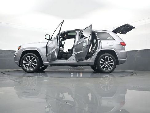 Used 2018 Jeep Grand Cherokee Overland AWD/4WD image 34