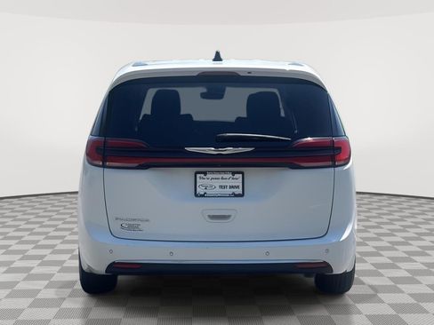 Used 2023 Chrysler Pacifica Touring-L FWD image 6