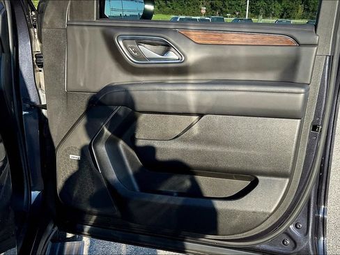 Used 2024 Chevrolet Suburban High Country RWD image 20