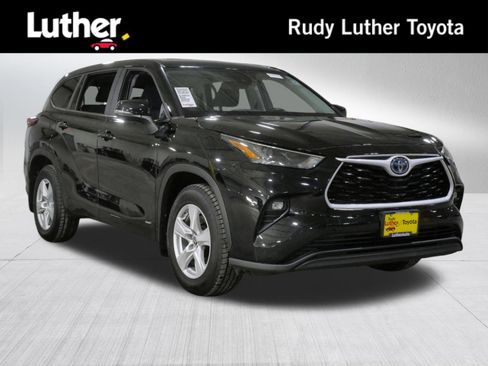 Used 2023 Toyota Highlander LE AWD/4WD image 1