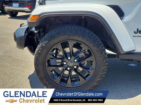 Used 2025 Jeep Gladiator Sport AWD/4WD image 19