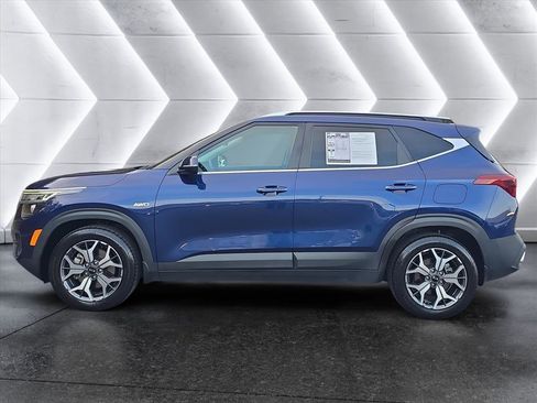 Used 2021 Kia Seltos EX image 2