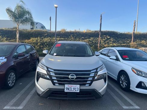 Used 2024 Nissan Rogue SV FWD image 3