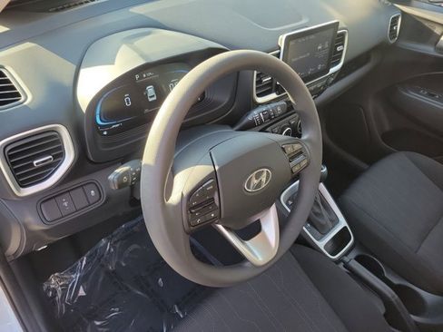 Certified 2025 Hyundai Venue SE image 13