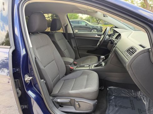 Used 2019 Volkswagen e-Golf SE image 9