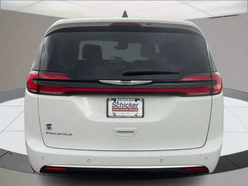 Used 2024 Chrysler Pacifica Touring-L FWD image 4