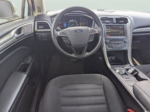 Used 2017 Ford Fusion SE w/ Fusion SE Technology Package image 17