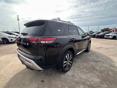 Certified 2025 Nissan Pathfinder Platinum FWD image 8