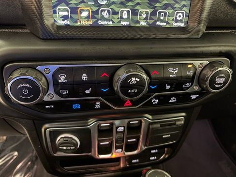 Used 2021 Jeep Wrangler Unlimited Sahara w/ Cold Weather Group image 29