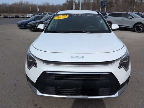Used 2025 Kia Niro LX image 3