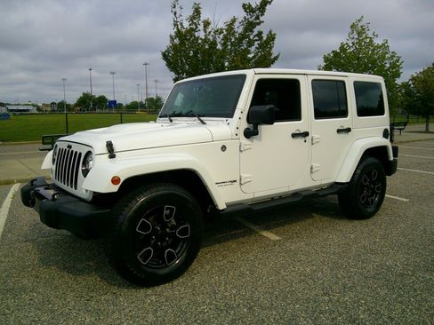 Used 2018 Jeep Wrangler Unlimited Sahara AWD/4WD image 27