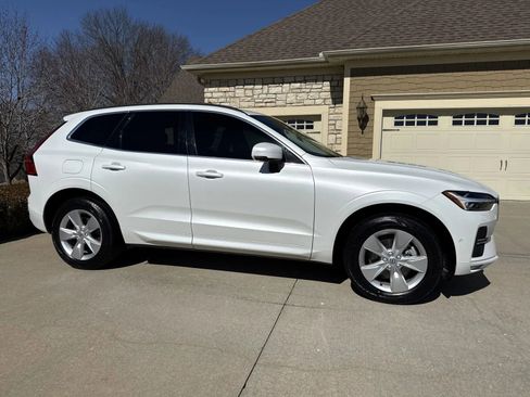 Used 2022 Volvo XC60 B5 Momentum image 6