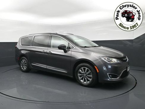Used 2020 Chrysler Pacifica Touring-L Plus w/ Advanced Safetytec Group FWD image 1