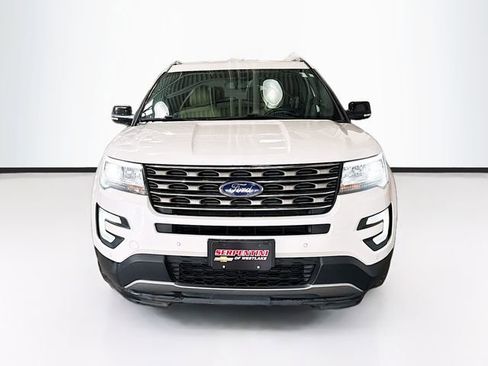 Used 2017 Ford Explorer XLT w/ Equipment Group 202A AWD/4WD image 4