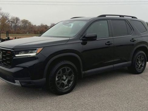 Used 2025 Honda Pilot TrailSport image 4
