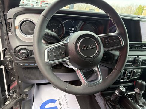 Certified 2025 Jeep Wrangler Sahara w/ Safety Group image 18