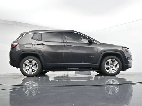 Used 2022 Jeep Compass Latitude FWD image 39