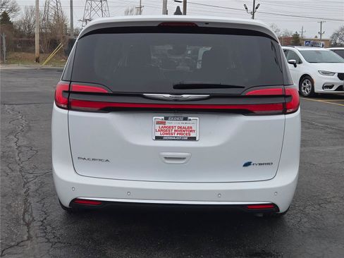 Used 2024 Chrysler Pacifica Limited FWD image 15