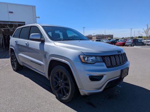 Used 2017 Jeep Grand Cherokee Altitude image 3