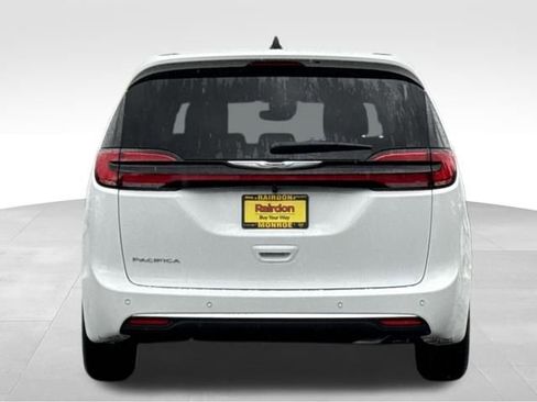 New 2026 Chrysler Pacifica Select image 7