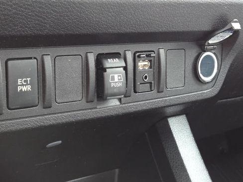 Used 2018 Toyota Tacoma SR5 AWD/4WD image 29