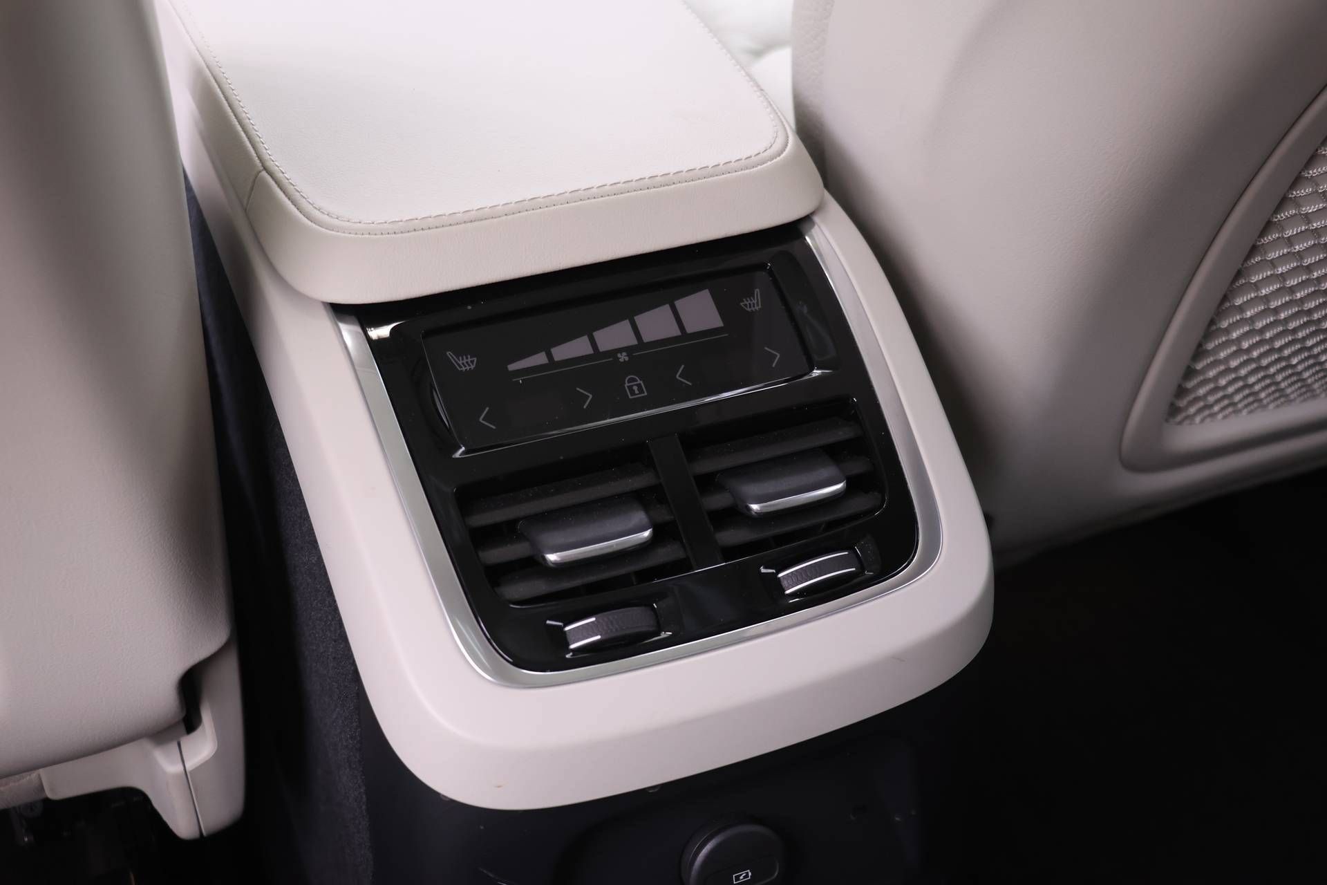 Certified 2025 Volvo XC90 T8 Plus w/ Protection Package Premier AWD/4WD image 15