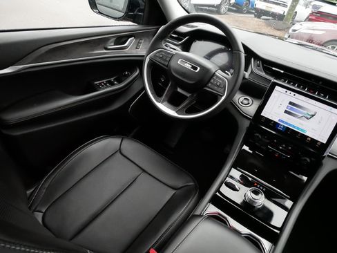 Used 2023 Jeep Grand Cherokee Limited w/ Luxury Tech Group II AWD/4WD image 9